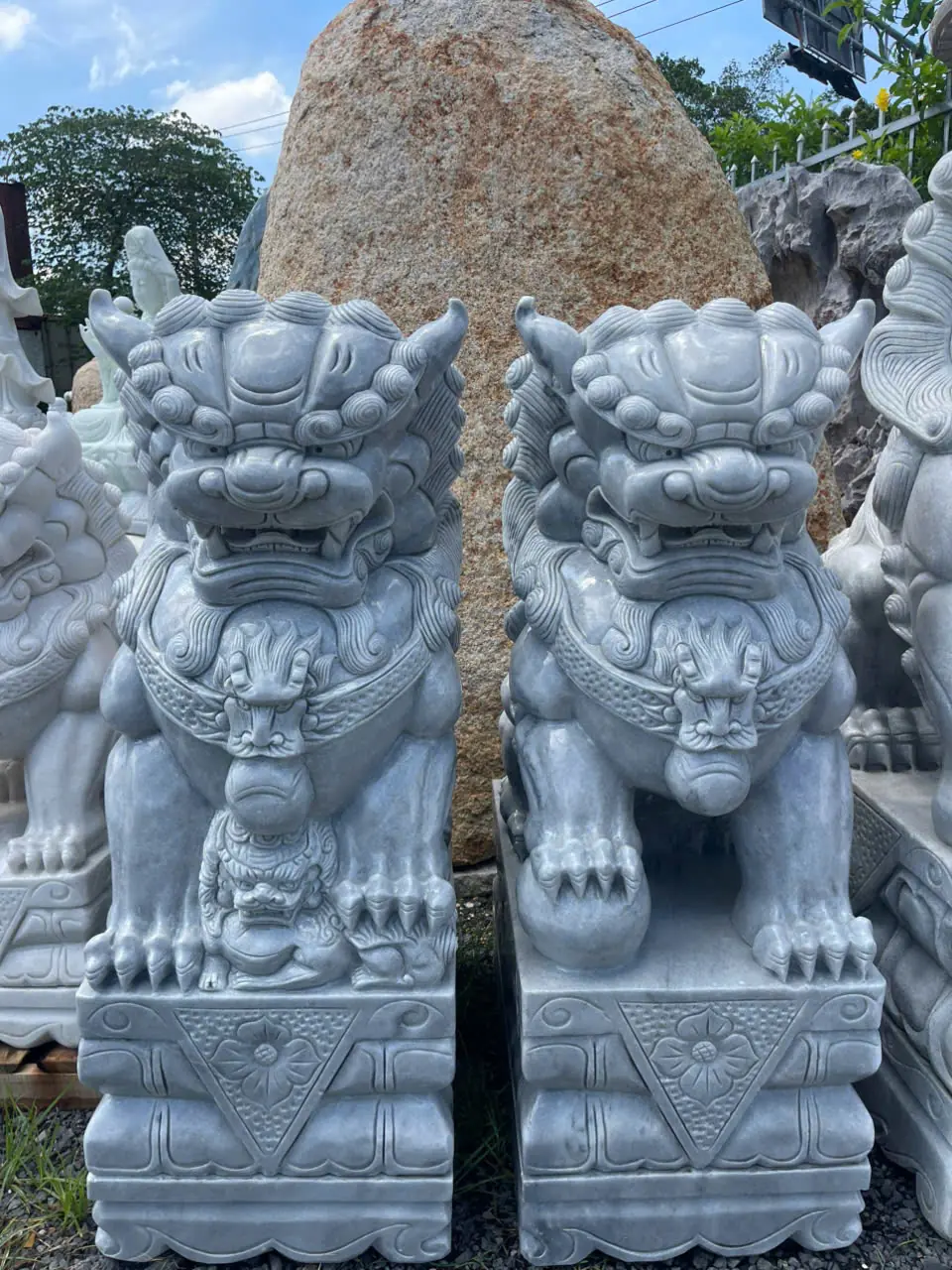 Cặp Kỳ Lân Đá Tự Nhiên Nguyên Khối Chạm Khắc Thủ Công